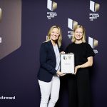 Katja Sladky, Leiterin Marketing, (links) und Stephanie Bremer, Unternehmenskommunikation, vom Einrichtungspartnerring VME bei der Preisverleihung des German Brand Awards.